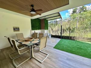 Κήπος έξω από το Wolf Beach House