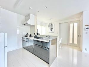 مطبخ أو مطبخ صغير في Modern designed property 15 mins from Kumamoto station by Restavio