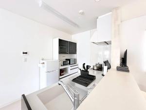 مطبخ أو مطبخ صغير في Modern designed property 15 mins from Kumamoto station by Restavio