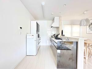 مطبخ أو مطبخ صغير في Modern designed property 15 mins from Kumamoto station by Restavio