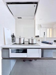 مطبخ أو مطبخ صغير في Modern designed property 15 mins from Kumamoto station by Restavio