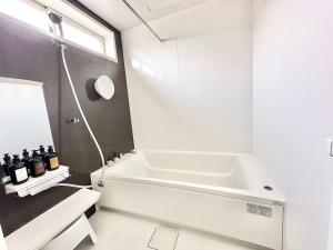 حمام في Modern designed property 15 mins from Kumamoto station by Restavio