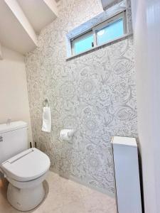 حمام في Modern designed property 15 mins from Kumamoto station by Restavio
