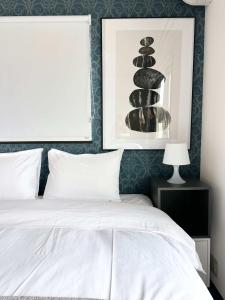 سرير أو أسرّة في غرفة في Modern designed property 15 mins from Kumamoto station by Restavio