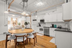 Kuchyň nebo kuchyňský kout v ubytování Spacious 3 Bedroom Gem in Trendy Dumbo!