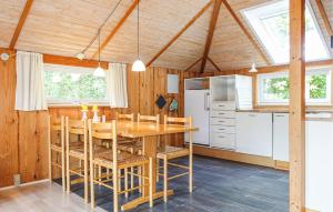 eine Küche mit einem Holztisch und Stühlen in der Unterkunft 3 Bedroom Cozy Home In Nexø in Neksø