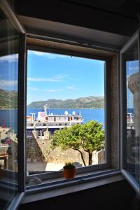 a window with a view of the ocean at Kanavelic place - Old town Korcula in Korčula