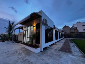 a house with a lot of windows on a driveway at Mai Linh Hotel in Ðồng Lạc