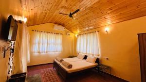 Uma cama ou camas num quarto em Tamarind Tree Masinagudi
