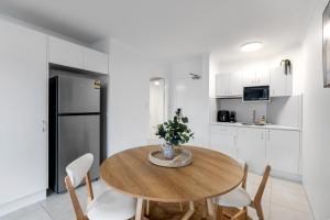 Η κουζίνα ή μικρή κουζίνα στο Northshore Haven- Steps from the Esplanade