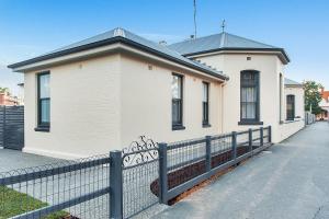 una casa bianca con una recinzione davanti di Luxury on the Esplanade a Echuca