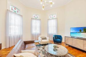 un soggiorno con un divano e una TV di Luxury on the Esplanade a Echuca