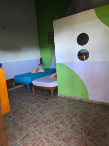 een kamer met een bed en een bank erin bij Appartement cosy près de Goyave tout inclus in Goyave