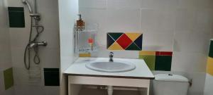 Koupelna v ubytování Appartement moderne à Goyave avec jardin et terrasse