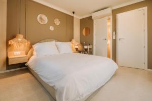 Katil atau katil-katil dalam bilik di Casa Tucan Javea - Luxury House with Large Pool, 10 min walk to Arenal Beach
