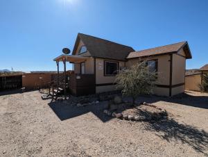 MeadviewThe Loft的一栋房子前面有一棵树