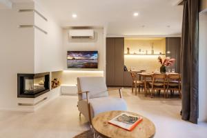 Televisyen dan/atau pusat hiburan di Casa Tucan Javea - Luxury House with Large Pool, 10 min walk to Arenal Beach