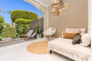 Ruang duduk di Casa Tucan Javea - Luxury House with Large Pool, 10 min walk to Arenal Beach