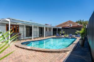 ein Swimmingpool im Hinterhof eines Hauses in der Unterkunft Neptune - 2BR Private Pool WiFi in Thebarton + 36 Fotos