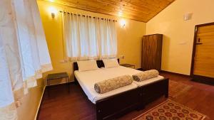 Uma cama ou camas num quarto em Tamarind Tree Masinagudi