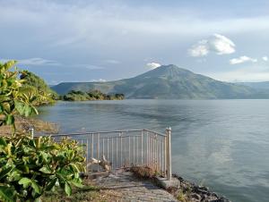 a view of a large body of water with a mountain at Arthuro homestay in Si Antar