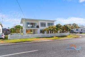 une maison blanche sur le côté d'une route dans l'établissement Stella LJHooker Yamba, à Brooms Head