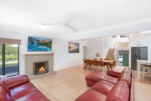 TV a/nebo společenská místnost v ubytování Seabreeze Escape - Rainbow Beach. Pool. Wifi. Aircon