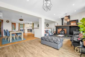 Η κουζίνα ή μικρή κουζίνα στο Whispering Wallaby Cottage - 33 Acre Property