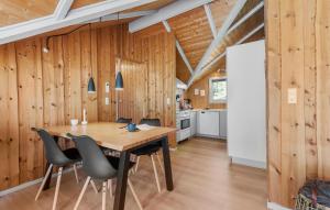 Η κουζίνα ή μικρή κουζίνα στο Gorgeous Home In Oksbøl With Sauna
