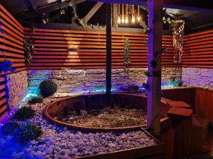 a large aquarium in a room with a stone wall at Cabañas tinajas isla de margarita in Rancagua +1 photo