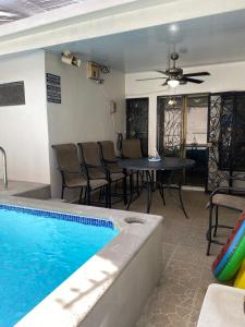 Bazén v ubytování Cozy Home nebo v jeho okolí