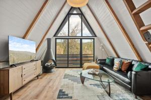 Foto dalla galleria di Stylish Romantic A Frame with Scenic Views Fireplace a Running Springs