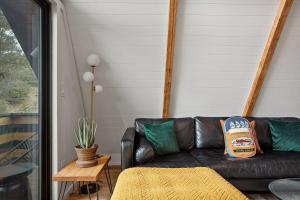 Foto dalla galleria di Stylish Romantic A Frame with Scenic Views Fireplace a Running Springs