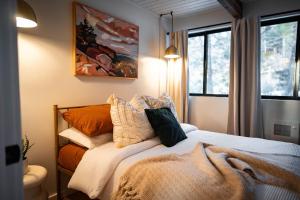 Foto dalla galleria di Stylish Romantic A Frame with Scenic Views Fireplace a Running Springs