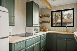 Foto dalla galleria di Stylish Romantic A Frame with Scenic Views Fireplace a Running Springs