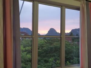 una ventana con vistas a las montañas en Rosy Retreat, en Tambun 5 fotos más