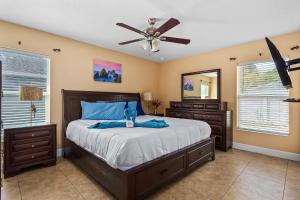 a bedroom with a bed and a ceiling fan at Channel Side,Down Town Tampa ,Ybor Palmetto Beach with pickle ball court in Tampa