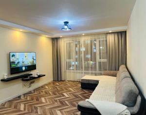 Μια τηλεόραση ή/και κέντρο ψυχαγωγίας στο Cozy stay in Emerald Residence