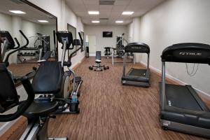 Fitness centrum a/nebo fitness zařízení v ubytování Windward Passage Hotel