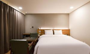 Postel nebo postele na pokoji v ubytování Anyang CNC Hotel