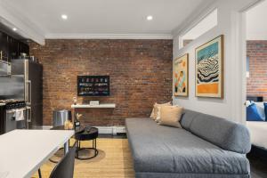 TV a/nebo společenská místnost v ubytování Rustic NYC Apartment in Trendy Hudson Yard
