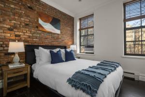 Postel nebo postele na pokoji v ubytování Rustic NYC Apartment in Trendy Hudson Yard + 10 fotografií