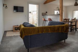 ein Wohnzimmer mit Sofa und Tisch in der Unterkunft Cottage tout confort neuf au calme 6p WiFi in Chaumes en Retz