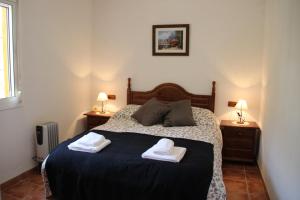 1 dormitorio con 1 cama con 2 toallas en Casa Escalona, en Ronda