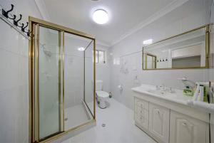 Ένα μπάνιο στο 6 Bedroom 3 Bath 2 Levels House +18 φωτογραφίες