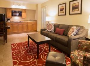 Телевизия и/или развлекателен център в Marina Inn & Suites Chalmette-New Orleans