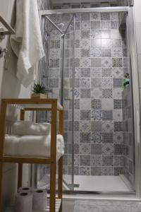 Vannituba majutusasutuses Marsaxlokk 2BR Apartment - Quiet Coastal Escape