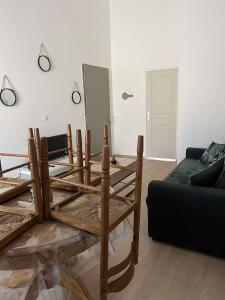 a living room with a table and a couch at Appartement douzens in Douzens