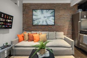 Posezení v ubytování Explore NYC! Cozy 2BR in Prime Location