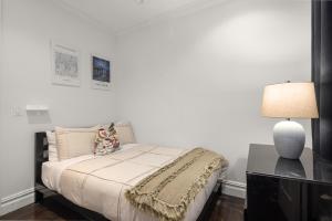 Postel nebo postele na pokoji v ubytování Explore NYC! Cozy 2BR in Prime Location